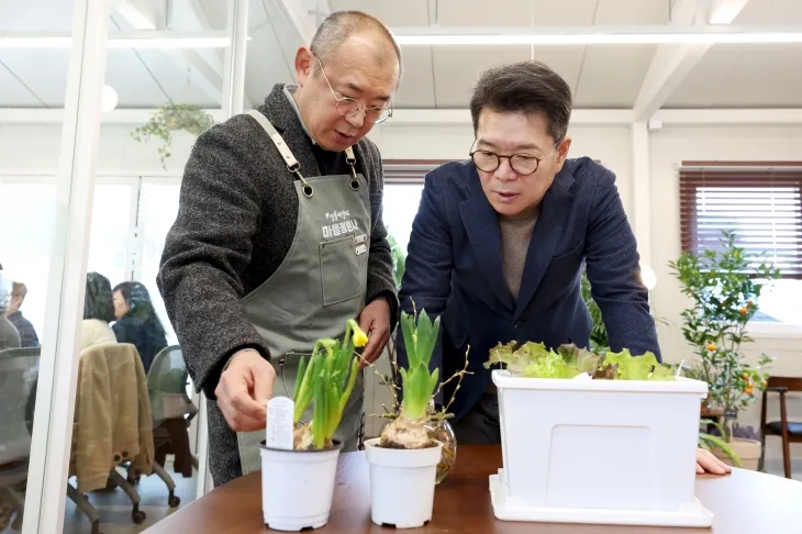 정원오(오른쪽) 서울 성동구청장이 17일 서울 성동구 ‘성동가드닝센터’에서 지난해 마을정원사 프로그램 1기 수료생인 고청훈씨와 함께 수경재배하는 식물들을 살펴보고 있다. 성동구 제공