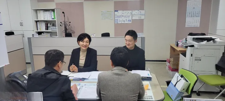 이채명 경기도의원이 12일 경기도의회 안양상담소에서 미래평생교육국 청소년과 관계자들과 함께 ‘경기도 청소년수당 지급 조례안’에 대한 논의를 진행했다