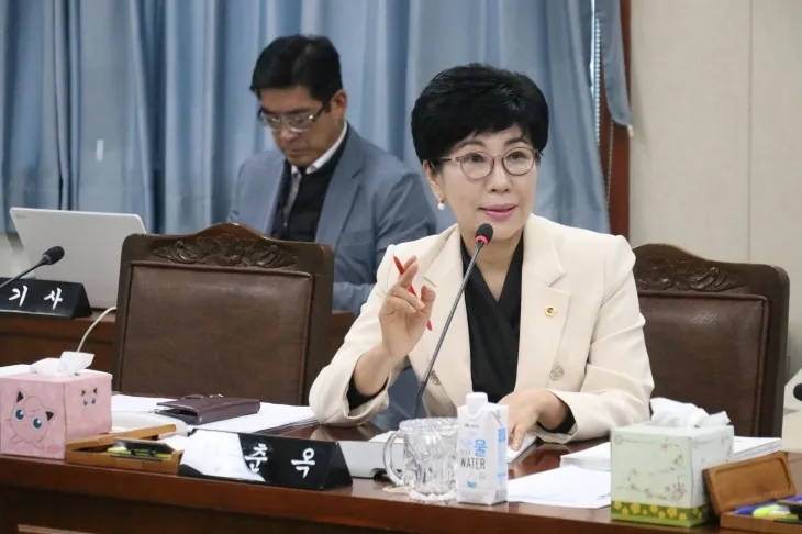 한춘옥 전남도의원이 전남도립도서관 소관 업무보고에서 발언하고 있다.