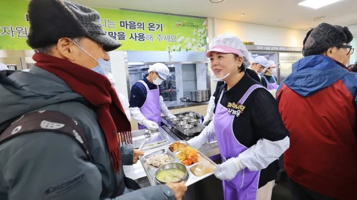 지난 1월 신계용 과천시장이 설을 맞아 노인복지관에서 배식 봉사를 하고 있다. (과천시 제공)