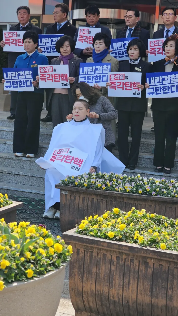 김미연 순천시의원이 순천시청 앞에서 윤석열 즉각 파면을 촉구하며 삭발식을 강행했다.