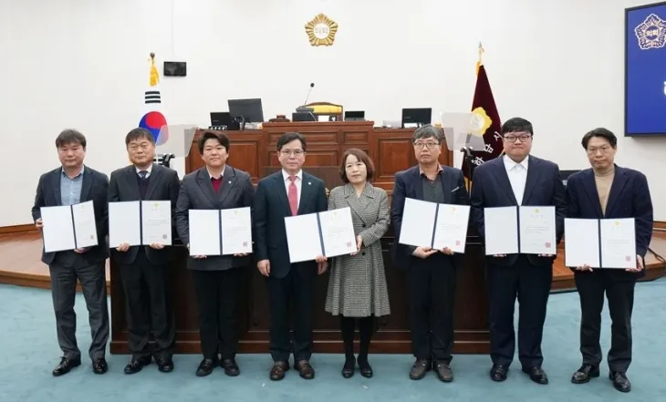 18일 제338회 임시회 제1차 본회의에서 ‘2024회계연도 결산검사위원’ 위촉식이 열린 가운데 금광연 의장과 결산검사위원들이 기념촬영을 하고 있다. 하남시의회 제공