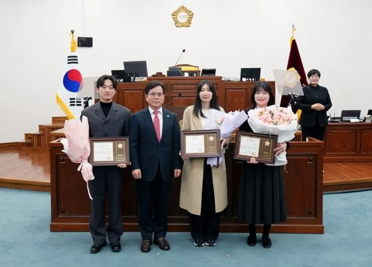 금광연 하남시의회 의장이 18일 제338회 임시회 제1차 본회의에서 ‘2025년 1분기 우수공무원’ 3명을 표창하고 기념사진을 찍고 있다. 하남시의회 제공