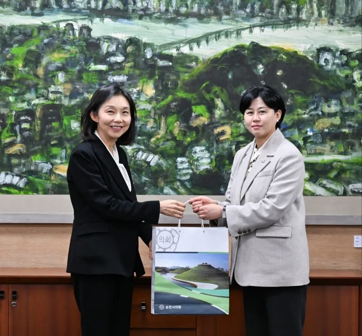 이세은(오른쪽) 순천시의원이 ‘관광지 해외 홍보’ 우수사례 벤치마킹을 위해 서울시의회와 서울시 강남구청을 방문했다.