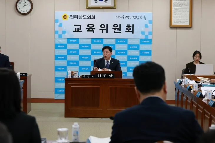 김정희 교육위원장이 전남교육청 업무보고에서 “대화와 소통을 통해 새로움을 만들고 변화를 시도해야 한다”고 강조하고 있다.