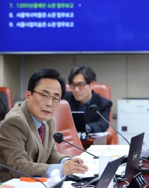 김형재 의원이 지난 2월 25일 서울시의회 임시회 문화체육관광위원회에서 서울시립박물관장에게 어린이박물관 건립 추진실태에 대해 질의하고 있다.