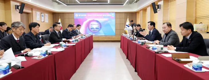 경기도의회 의정정책추진단이 ‘지역 현안 정책발굴 정담회’를 열어 안산시 관계자와 함께 안산지역의 주요 정책 현안과 경기도의회 차원의 지원방안을 논의하고 있다.