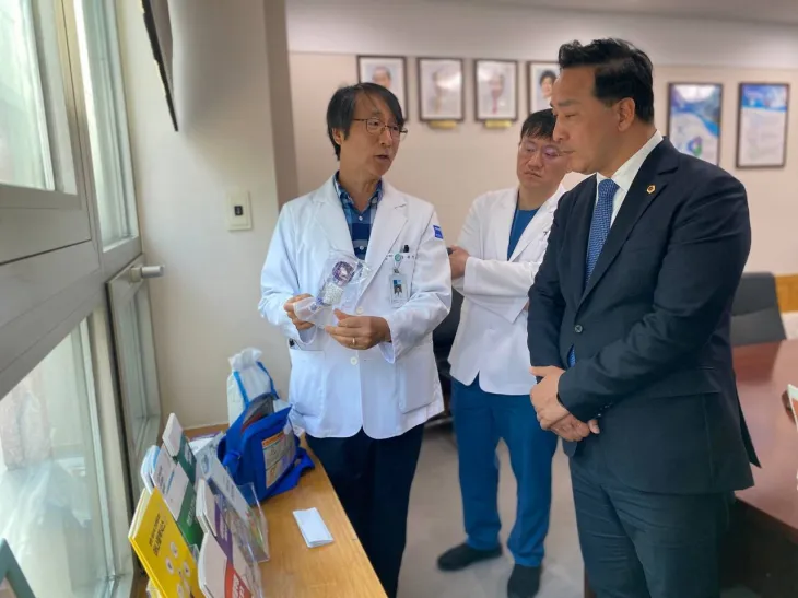 김용성 의원이 경기북부 아토피·천식교육정보센터를 방문해 의료진과 함께 예방·관리 방안을 논의하고 있다.