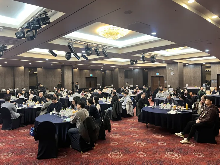 경기도의회 의정지원담당관이 개최한 “2025년 의정지원담당관 연찬회”에서 참석자들이 정책지원관 역량 강화를 위한 강연을 경청하고 있다.