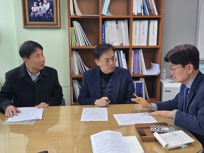 지난 20일 신용보증재단 및 서대문지점 관계자들과 만나 서대문구 소상공인 지원을 위한 협력 방안을 논의 중인 김용일 의원