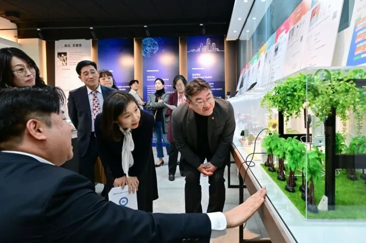 광운인공지능고 실험실 둘러보는 최호정 의장