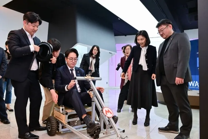 광운인공지능고 실험실 둘러보는 최호정 의장