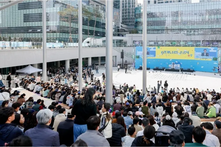 22일 오후 김동연 경기도지사가 김진경 경기도의회 의장을 비롯한 6개 입주 기관대표와 도민 3천여 명이 함께한 가운데 수원 광교 경기융합타운의 경기도담뜰 준공식에서 축사하고 있다. (경기도 제공)