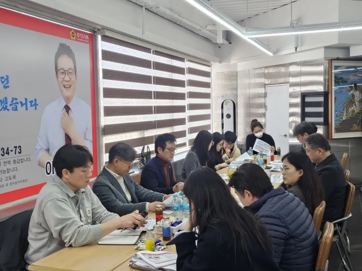 이학수 의원이 19일 간담회를 열고 관계자들과 평택시 콘텐츠 기업 지원 방안을 논의하고 있다.