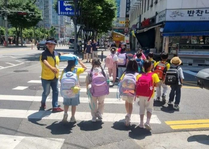 서울 종로구 교통안전지도사가 어린이들의 등하교를 돕고 있다.   종로구 제공