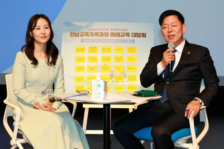 순천 교육가족과의 미래교육 대담회에서 김정희 전남도의회 교육위원장이 사회자와 대담을 나누고 있다.