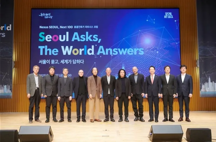 지난 21일 ‘Nexus 서울 Next100: 서울이 묻고 세계가 답하다’라는 주제로 한 대시민 포럼에서 참석자들이 기념촬영을 하고 있다.