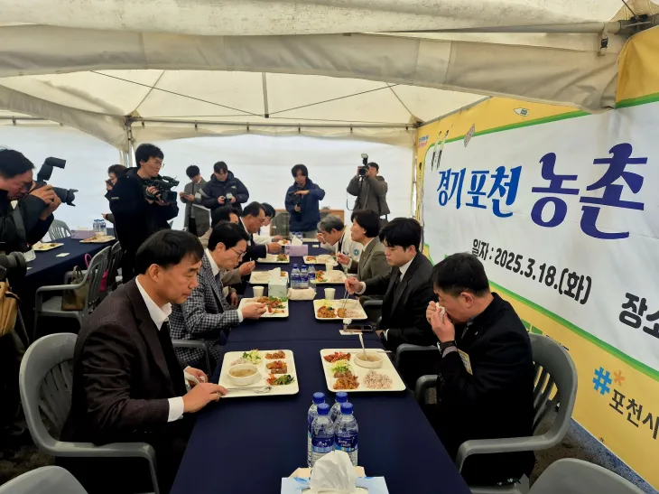윤종영 의원이 ‘농촌 왕진버스’ 행사에서 참석자들과 오찬을 함께하며 소통하고 있다.