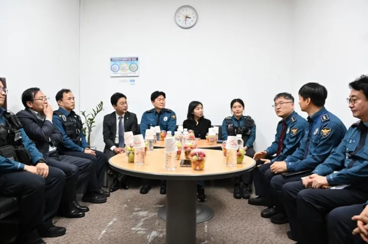 천호지구대 경찰관 의견 청취 중인 최호정 의장