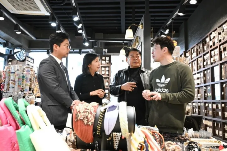 천호 로데오거리 상인 애로사항 청취 중인 최호정 의장, 장태용 행정자치위원장