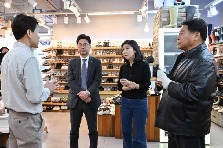 천호 로데오거리 상인 애로사항 청취 중인 최호정 의장, 장태용 행정자치위원장