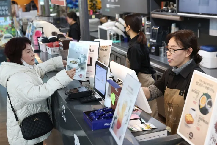 서울 성동구가 출자해 설립한 ‘성동미래일자리주식회사’가 운영하는 ‘카페 서울숲’ 운영 모습. 성동구 제공