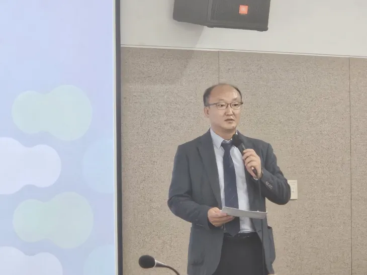 김동영 의원이 ‘물류창고 건축관련 표준허가기준 및 난립방지 계획수립을 위한 연구용역’ 최종보고회에서 발언하고 있다.