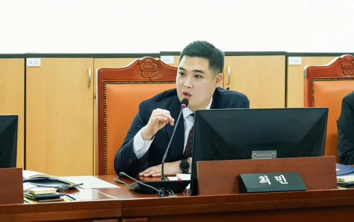 최민 의원이 광명스피돔 유휴공간의 가족친화공간 조성과 관련한 정담회에서 발언하고 있다.