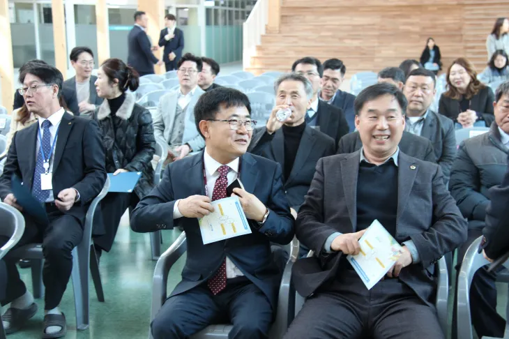 윤종영 의원(앞줄 오른쪽)이 연천교육지원청 관계자들과 교육환경시설 개선을 위한 예산 증액 방안을 논의하기 위해 현장 회의에 참석하고 있다.