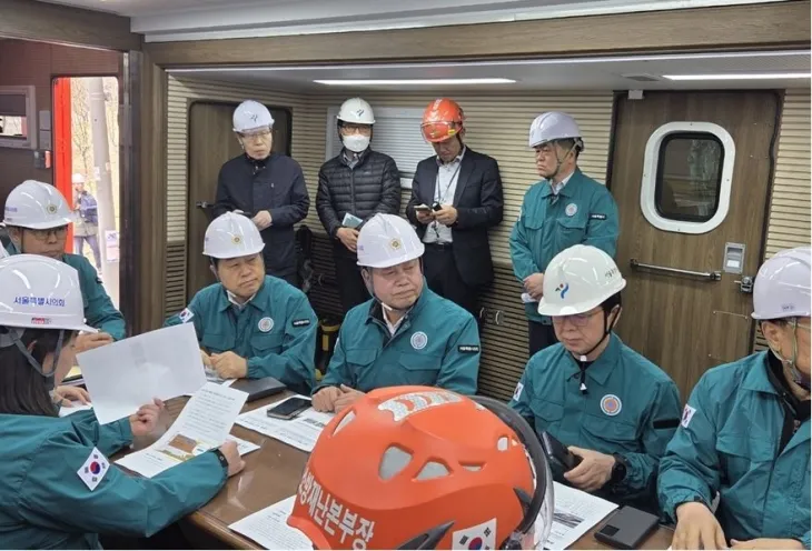 25일 오전 강동구 명일동 땅꺼짐(싱크홀) 사고현장을 긴급 방문한 성흠제 의원