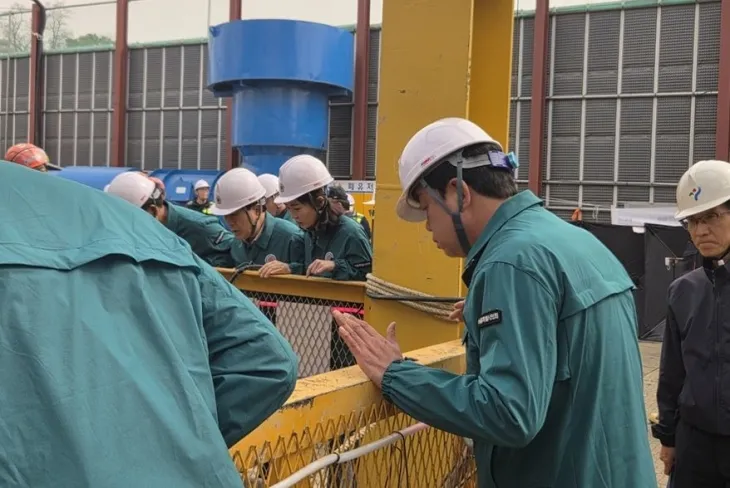 강동구 명일동 땅꺼짐(싱크홀) 사고현장을 살펴보는 성흠제 의원