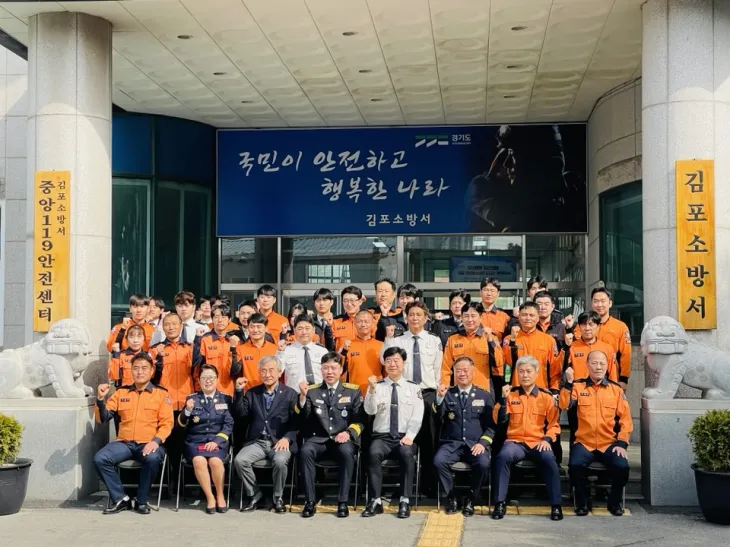 오세풍 의원이 24일 김포소방서에서 일일 명예소방서장으로 위촉된 뒤 소방서 관계자들과 기념촬영을 하고 있다.