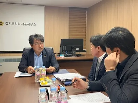 조성환 의원이 25일 경기도소방재난본부 관계자와 간담회를 갖고, 소방안전센터 추가 설치와 119구급차 확충, 그리고 소방대원의 처우 개선 방안에 대해 논의하고 있다.