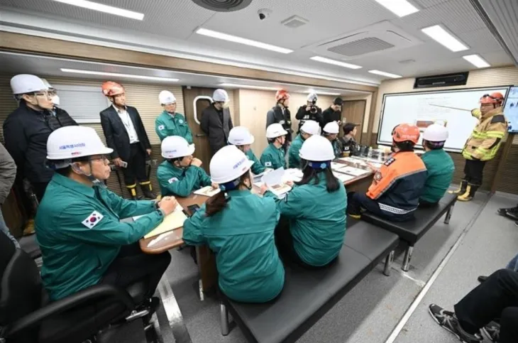 지난 24일 발생한 강동구 대형 땅꺼짐 사고현장을 긴급 방문한 서울시의회 도시안전건설위원회(위원장 강동길)