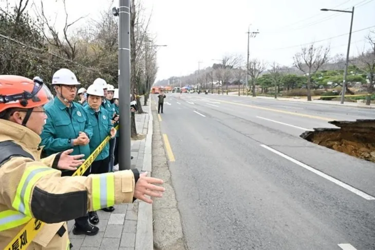 지난 24일 발생한 강동구 대형 땅꺼짐 사고현장을 긴급 방문한 서울시의회 도시안전건설위원회(위원장 강동길)