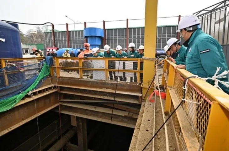 사고현장을 둘러보는 서울시의회 도시안전건설위원회(위원장 강동길)