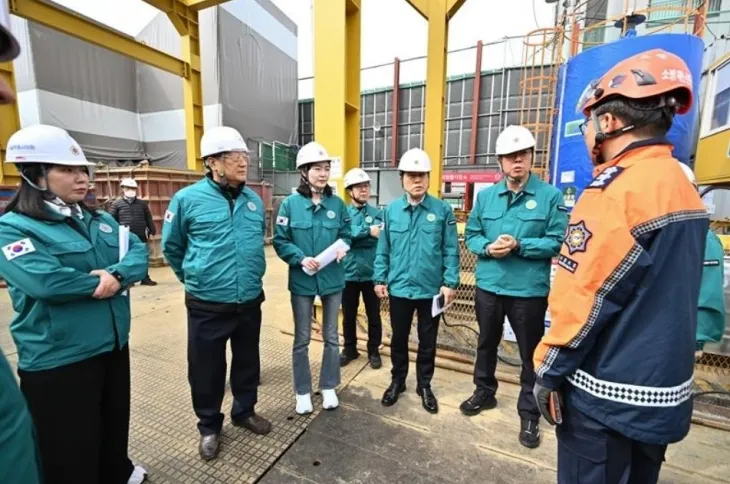 지난 24일 발생한 강동구 대형 땅꺼짐 사고현장을 긴급 방문한 서울시의회 도시안전건설위원회(위원장 강동길)