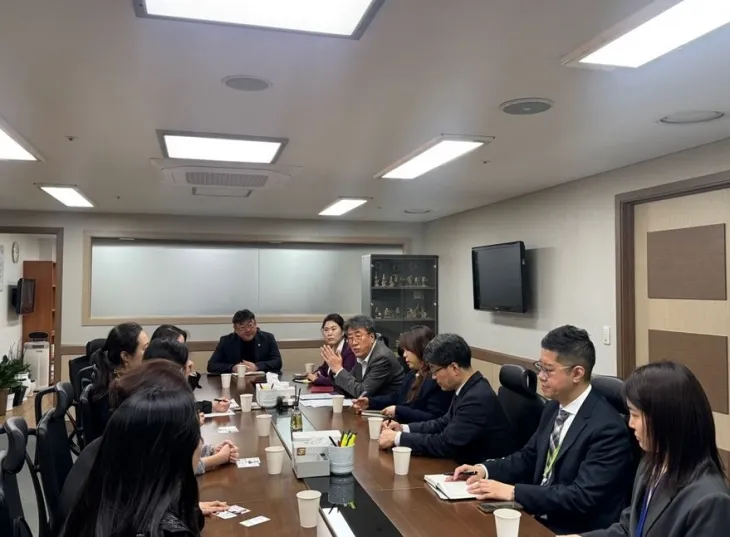 구미경 의원(보라색 정장)이 간담회에 참석해 다양한 의견을 청취하고 있다.