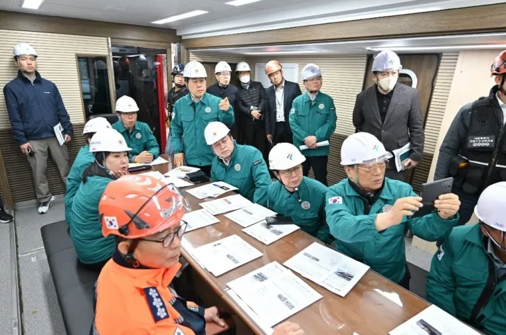 지난 25일 강동구 명일동 땅꺼짐 현장에 김용호 의원(오른족 네 번째)이 상임위 소속 의원들과 함께 방문해 사고 원인 파악 및 대책을 논의하고 있다.