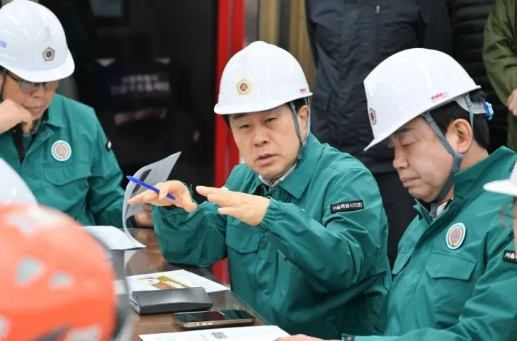 지난 25일 강동구 명일동 땅꺼짐 현장에 김용호 의원(중앙)이 상임위 소속 의원들과 함께 방문해 사고 원인 파악 및 대책방안을 제시하고 있다.