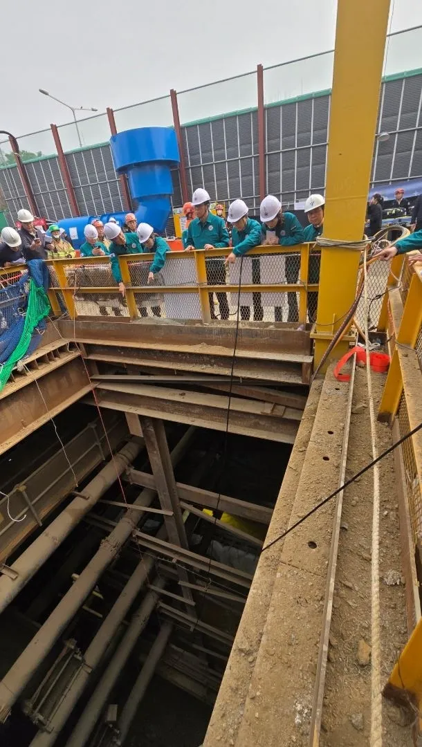 지난 25일 강동구 명일동 땅꺼짐 현장에 김용호 의원(오른쪽 세 번째)이 지하철 현장 지하내부를 살펴보며 안전을 강조하고 있다.