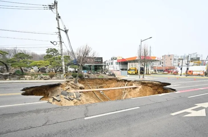 지난 24일 강동구 명일동에서 발생한 땅꺼짐 사고 현장 모습