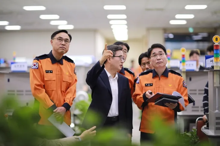 김동연 경기도지사는 26일 오전 경기도 소방재난본부 상황실을 찾아 도의 산불 예방 상황을 점검하고 있다. (경기도 제공)