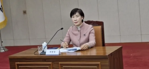 전남도의회 제5기 의정자문위원회에서 김미영 전남도의회 의정자문위원장이 결혼이주여성 정착지원금과 여성 농업인 의무휴가제 도입안을 제시하고 있다.