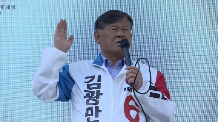 자유통일당 김광만 후보가 출정식에서 인사말을 하고 있다. 독자 제공