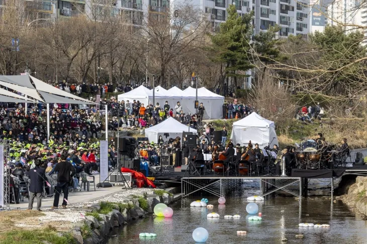 지난해 서울 노원구 당현천 벚꽃음악회에서 웨스턴심포니오케스트라가 공연하고 있다.   노원구 제공