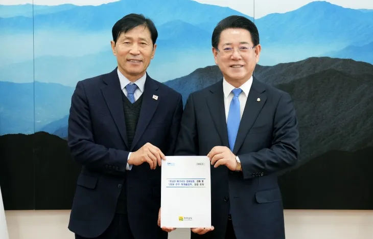 김영록 전남지사가 26일 국회에서 이학영 국회부의장을 만나 호남권 메가시티 경제동맹 등 현안 지원을 요청하고 있다.