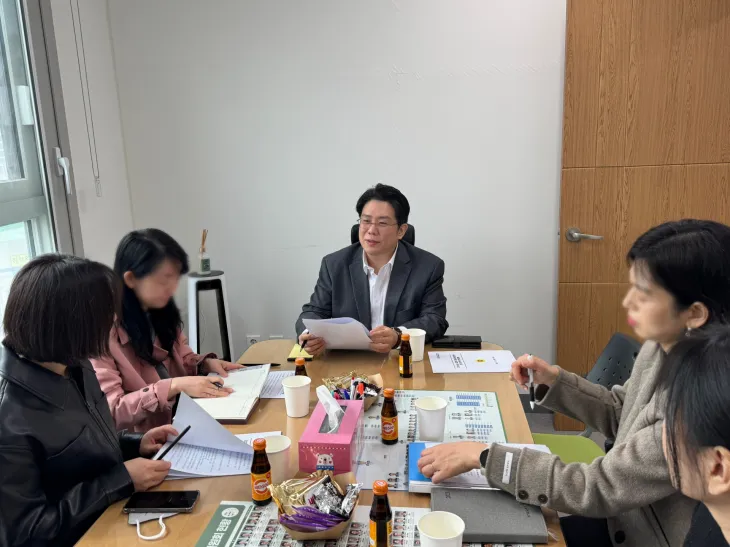 김현석 의원이 3월 25일 경기도의회 과천상담소에서 정담회를 열고 과천지식3중이 예정대로 설립될 수 있도록 관계자들과 해법을 논의하고 있다.