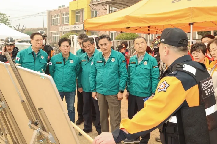 26일 산불 피해지역인 청송, 영양 지역을 현장을 점검한 경북도의회(의장 박성만). 경북도의회 제공