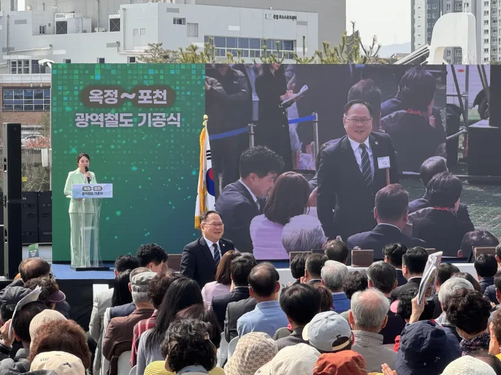 박재용 의원이 26일 양주 옥정호수공원에서 열린 ‘옥정~포천 광역철도 기공식’에서 사회자의 내빈 소개를 받으며 환한 미소로 참석자들에게 인사하고 있다.